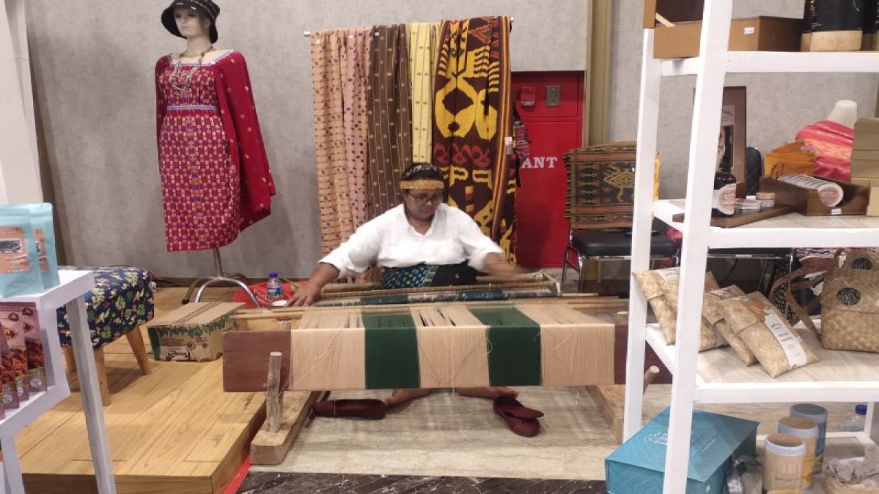 Ilustrasi - Pelaku Usaha Mikro Kecil Menengah (UMKM) memperagakan cara menenun tenun ikat tradisional dalam pameran UMKM saat pelaksanaan pertemuan kedua Sherpa G20 di Hotel Meruorah Labuan Bajo, Kabupaten Manggarai Barat, NTT, yang berlangsung selama 9-13 Juli 2022. (ANTARA/Aloysius Lewokeda)
