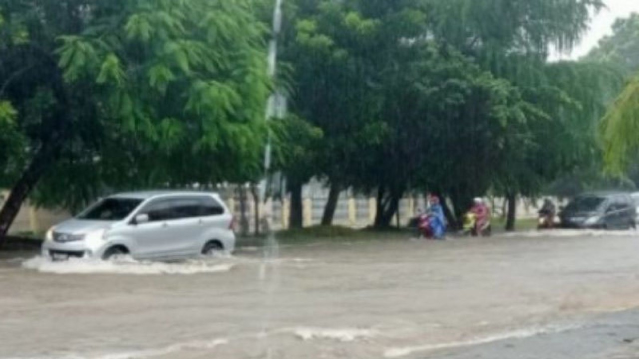 Sebuah mobil melintasi jalanan terendam banjir saat hujan mengguyur wilayah Kota Kupang, NTT. (ANTARA/Benediktus Jahang)
