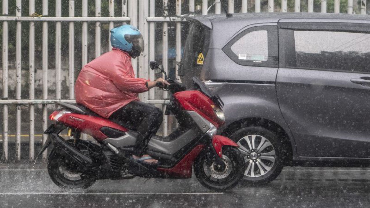 Arsip foto - Pengendara sepeda motor melintas saat hujan deras di Jakarta, Jumat (3/3/2023). ANTARA FOTO/Muhammad Adimaja/nym/aa