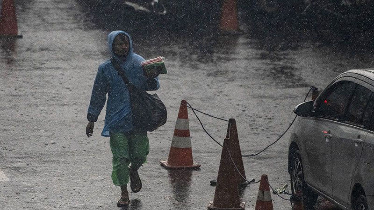 Pedagang menjajakan jas hujan di Jakarta, Jumat (3/3/2023). ANTARA FOTO/Muhammad Adimaja/nym/pri.