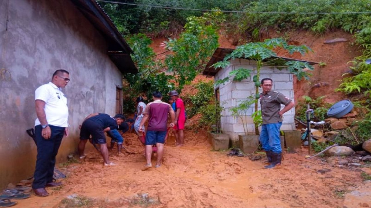 Hujan lebat menyebabkan tanah longsor di Desa Pangkalan, Kecamatan Serasan, Kabupaten Natuna, Provinsi Kepulauan Riau, Rabu (1/3/2023). (ANTARA/HO- BPBD Natuna)