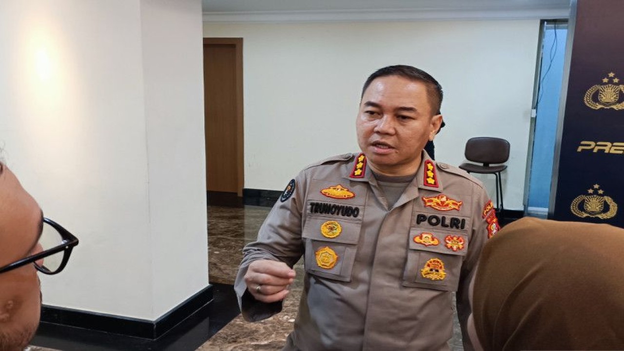 Kabid Humas Polda Metro Jaya Kombes Pol Trunoyudo Wisnu Andiko saat diwawancarai di Jakarta, Selasa (21/3/2023). ANTARA/Ilham Kausar