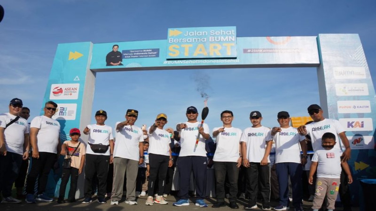 PT Pupuk Kalimantan Timur (Pupuk Kaltim) mengadakan Jalan Sehat Bersama BUMN dalam rangka memperingati Hari Ulang Tahun (HUT) ke-25 Kementerian BUMN di Lapangan Sinjai Bersatu, Kabupaten Sinjai, Sulawesi Selatan, Minggu (19/3). ANTARA/HO-PupukKaltim