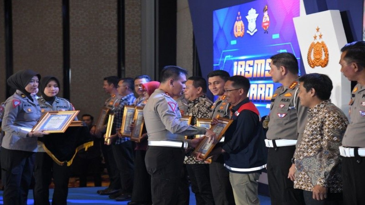 PT Hutama Karya (Persero) berhasil meraih Presisi Award 2023 atas penerapan Electronic Traffic Law Enforcement (ETLE) dari Kepolisian Negara Republik Indonesia. ANTARA/HO - Hutama Karya