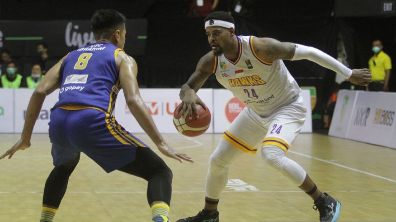 Arsip - Pebasket Tangerang Hawks Basketball Club Tyron Lamar Criswell (kanan) berusaha melewati pebasket Satria Muda Pertamina Jakarta M Sandy Ibrahim Aziz (kiri) pada pertandingan Indonesian Basketball League (IBL) 2023 Seri III di DBL Arena, Surabaya, Jawa Timur, Senin (13/2/2023). Satria Muda Pertamina Jakarta mengalahkan Tangerang Hawks Basketball Club 76-67. ANTARA FOTO/Moch Asim/tom.