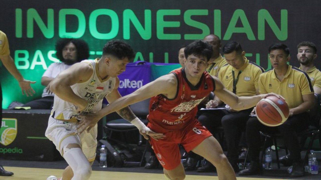 Arsip - Pebasket Indonesia Patriots Ida Bagus Ananta Wisnu Putra (kanan) berusaha melewati pebasket Dewa United Banten Kevin Moses Eliazer Poetiray (kiri) saat pertandingan Indonesian Basketball League (IBL) 2023 Seri III di DBL Arena, Surabaya, Jawa Timur, Minggu (12/2/2023). (ANTARA FOTO/Moch Asim/nz)