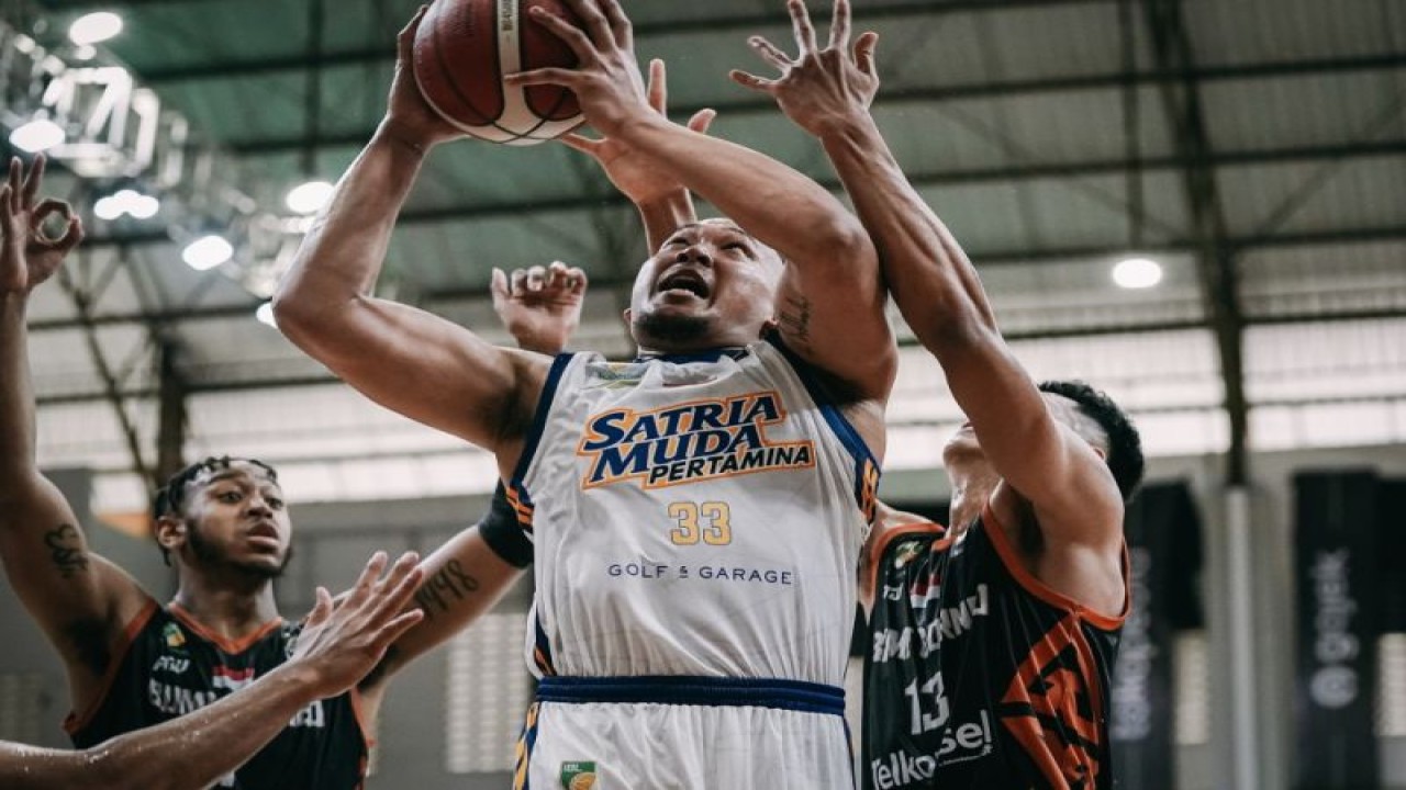 Pemain Satria Muda Arki Dikania Wisnu beraksi dalam laga lanjutan IBL Tokopedia 2023 Seri 5 melawan Bumi Borno di Semarang, Minggu (12/3/2023). (ANTARA/HO-IBL)