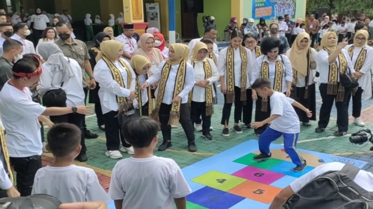 Ibu Negara Iriana Jokowi bersama dengan anggota OASE KIM tengah melihat siswa di Bandarlampung bermain permainan tradisional. Bandarlampung, Rabu (8/3/2023). ANTARA/HO.