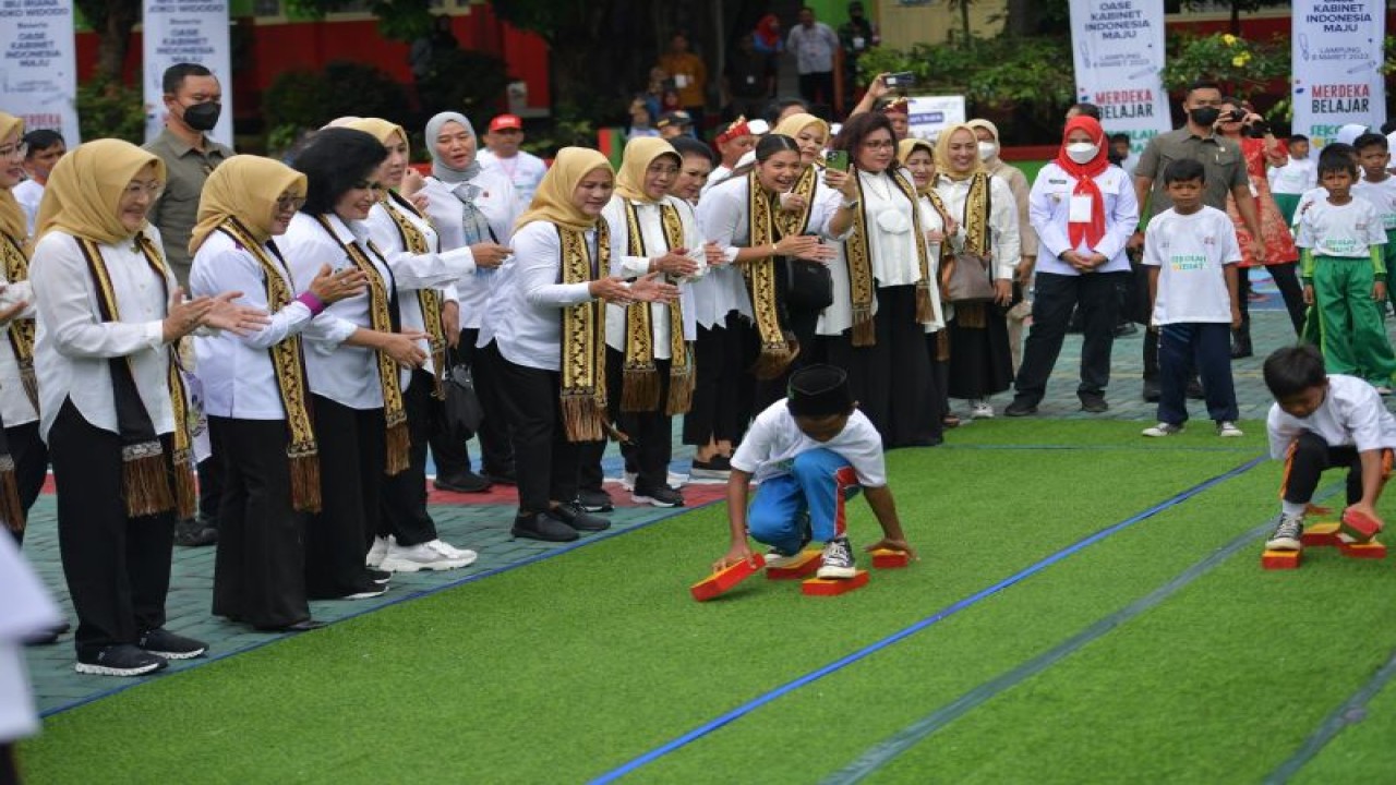 Ibu Negara Iriana Joko Widodo bersama Ketua Bidang 1 OASE KIM Franka Makarim berkunjung ke SD Negeri 2 Rawa Laut, Kota Bandar Lampung, Rabu (8/3/2023). (ANTARA/HO-Kemendikbudristek)