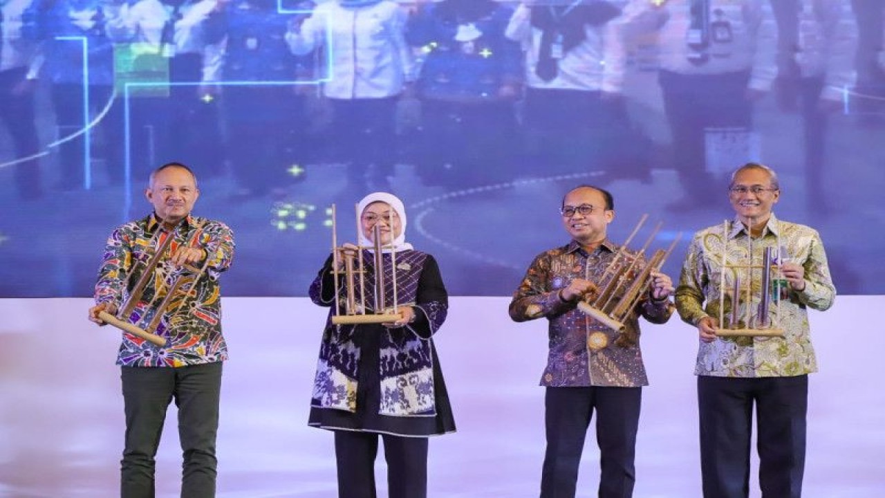 Menteri Ketenagakerjaan Ida Fauziyah (kedua kiri) saat membuka Rapat Koordinasi Kerja Sama Penyelenggaraan Pelatihan Sumber Daya Manusia Ketenagakerjaan Tahun 2023 di Bandung, Jawa Barat, Rabu (8/3/2023). (FOTO ANTARA/HO-Kemnaker)