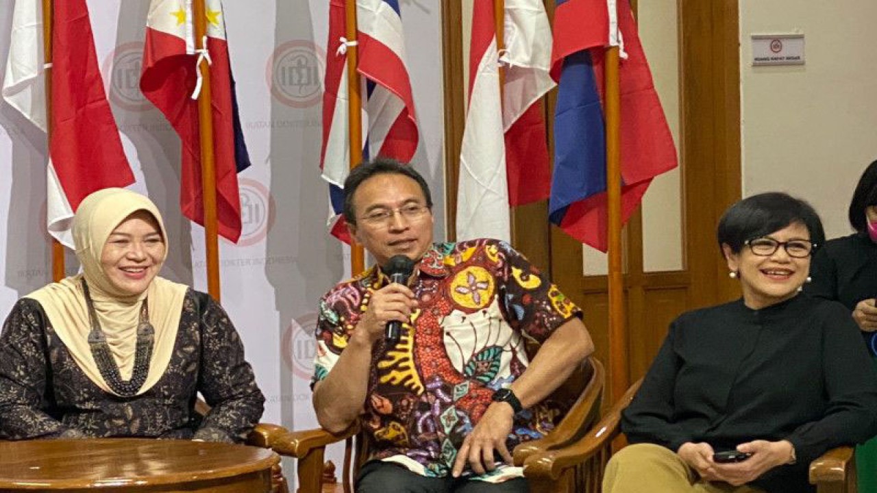 Ketua Pengurus Pusat IDAI Piprim Basarah Yanuarso (tengah) dalam Konferensi Pers IDI di Jakarta, Kamis (2/3/2023). (ANTARA/Hreeloita Dharma Shanti)