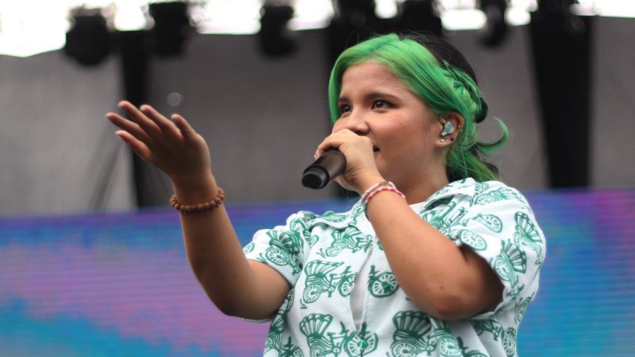 Solois Idgitaf saat tampil di Festival Pasar Musik, Jakarta. (ANTARA/Ahmad Faishal)