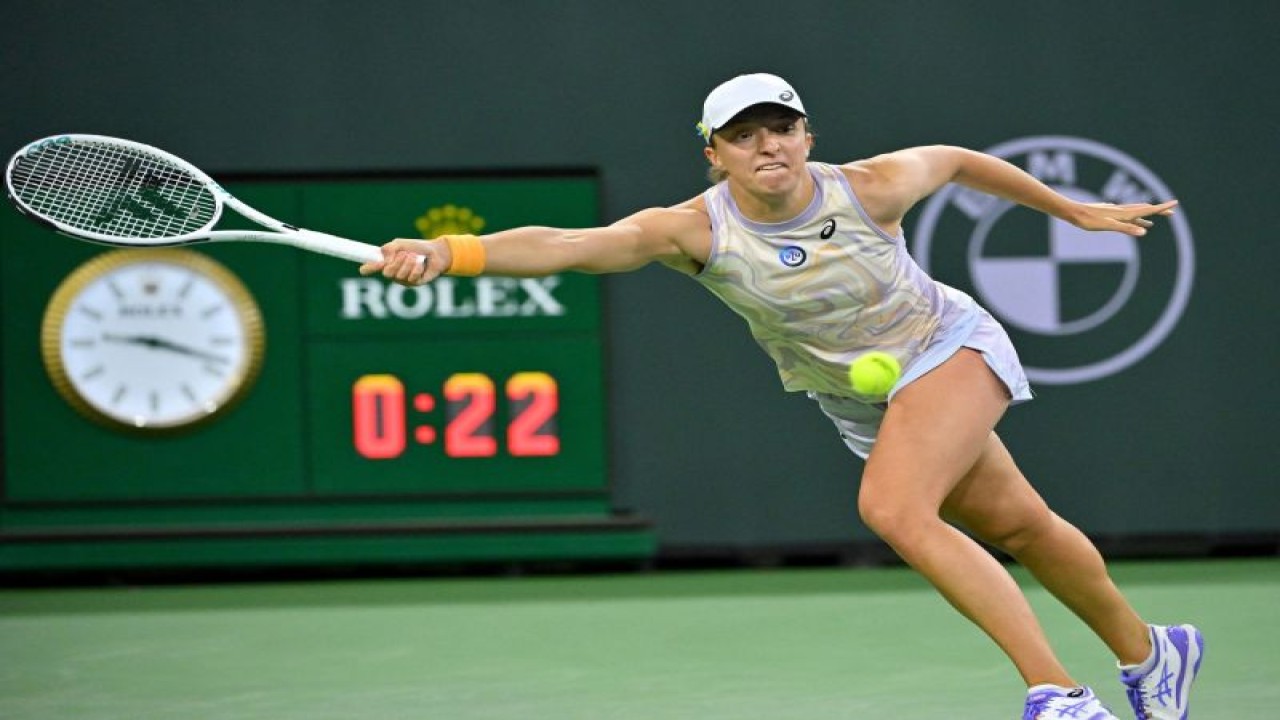 Petenis Polandia Iga Swiatek melakukan pukulan dalam pertandingan babak keempat melawan petenis Inggris Emma Radacanu pada BNP Paribas Open di Indian Wells Tennis Garden, California, AS, Rabu (15/3/2023). (ANTARA/REUTERS/USA TODAY SPORTS/Jayne Kamin)