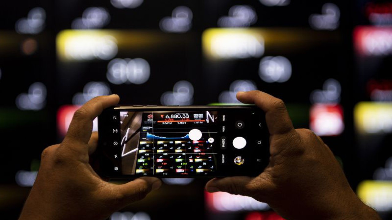 Dokumentasi. Karyawan memotret layar Indeks Harga Saham Gabungan (IHSG) di Bursa Efek Indonesia, Jakarta. ANTARA FOTO/Sigid Kurniawan/YU (ANTARA FOTO/SIGID KURNIAWAN)