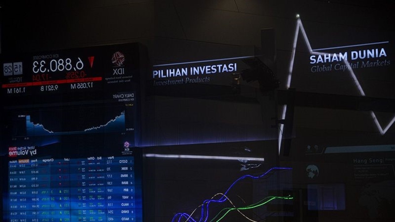 Ilustrasi - Refleksi kaca seorang karyawan berada di dekat layar pergerakan Indeks Harga Saham Gabungan (IHSG) di Bursa Efek Indonesia, Jakarta. ANTARA FOTO/Sigid Kurniawan/YU/aa.