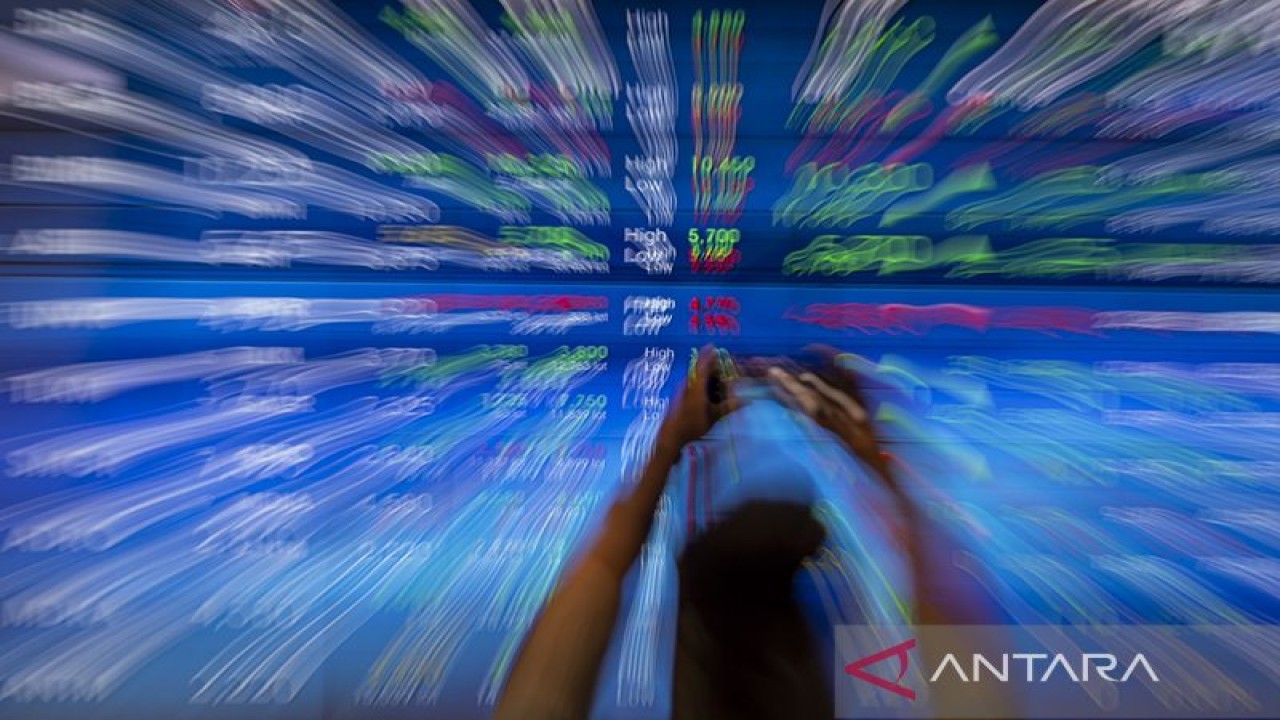 Arsip foto - Karyawan memotret layar Indeks Harga Saham Gabungan (IHSG) di Bursa Efek Indonesia, Jakarta. ANTARA FOTO/Sigid Kurniawan/YU/aa. (ANTARA FOTO/SIGID KURNIAWAN)