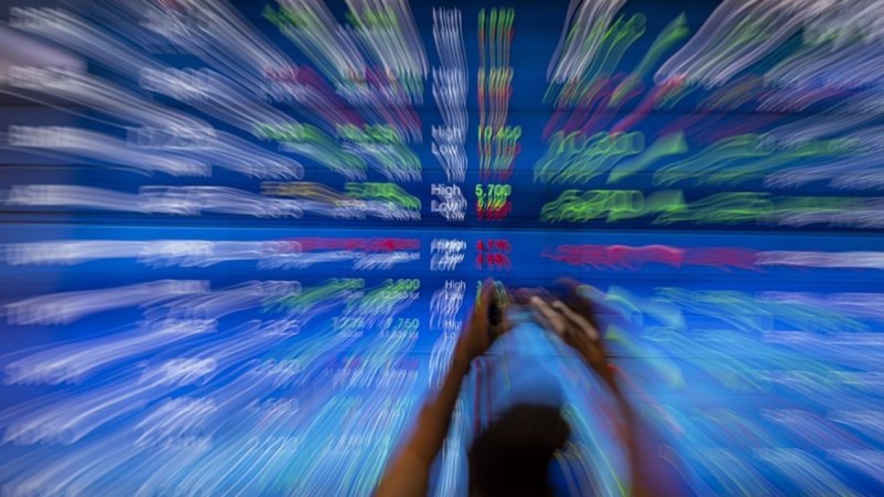 Arsip - Karyawan memotret layar Indeks Harga Saham Gabungan (IHSG) di Bursa Efek Indonesia, Jakarta, Jumat (10/2/2023). ANTARA FOTO/Sigid Kurniawan/YU/aa.