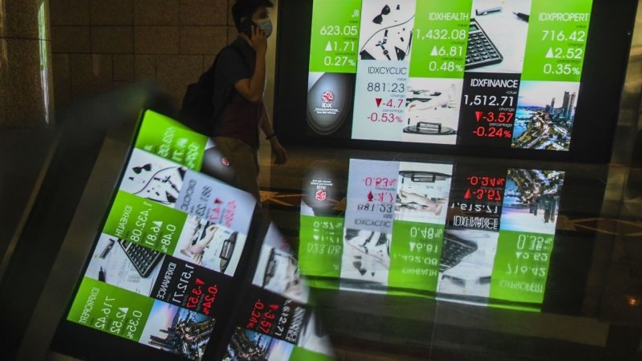 Karyawan melintas di samping layar elektronik yang menunjukkan pergerakan Indeks Harga Saham Gabungan (IHSG) di Bursa Efek Indonesia, Jakarta, Jumat (9/9/2022). . ANTARA FOTO/Galih Pradipta/aww.