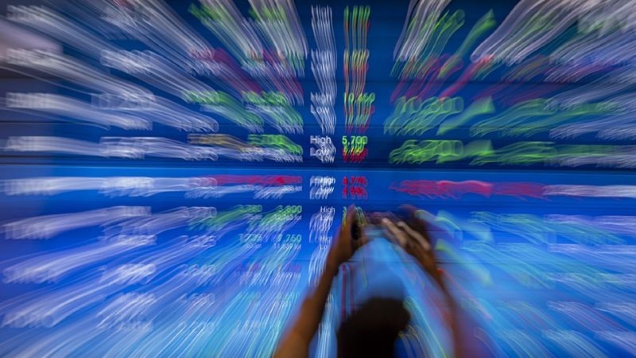 Arsip foto - Karyawan memotret layar Indeks Harga Saham Gabungan (IHSG) di Bursa Efek Indonesia, Jakarta, Jumat (10/2/2023). ANTARA FOTO/Sigid Kurniawan/YU/aa.