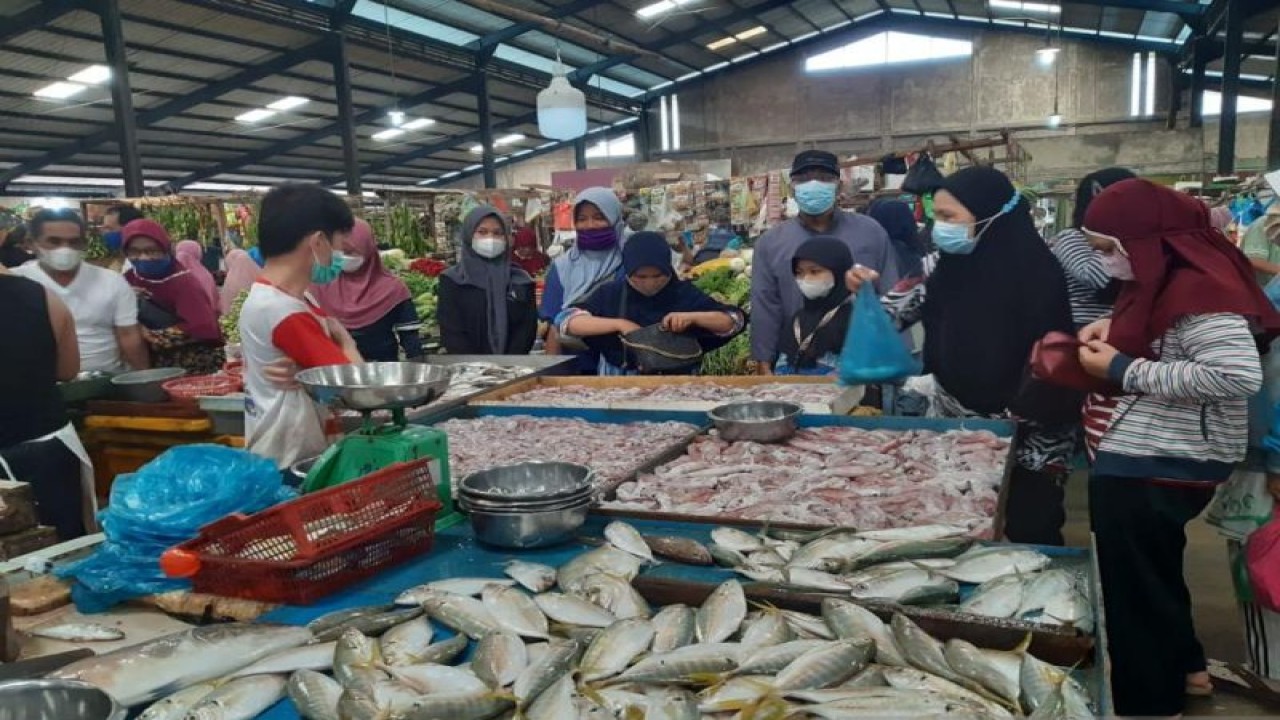 Aktivitas perdagangan ikan di Pasar Bintan Centre Tanjungpinang, Kepulauan Riau. ANTARA/Nikolas Panama