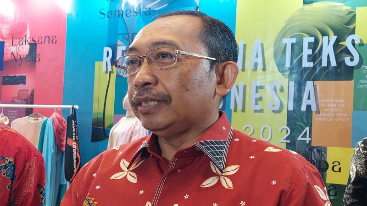 Plt. Direktur Jenderal Industri Kimia, Farmasi, dan Tekstil (IKFT) Kementerian Perindustrian (Kemenperin) Ignatius Warsito yang ditemui usai membuka pameran industri tekstil dan garmen di Jakarta, Rabu (29/3/2023). ANTARA/ (Sinta Ambarwati)