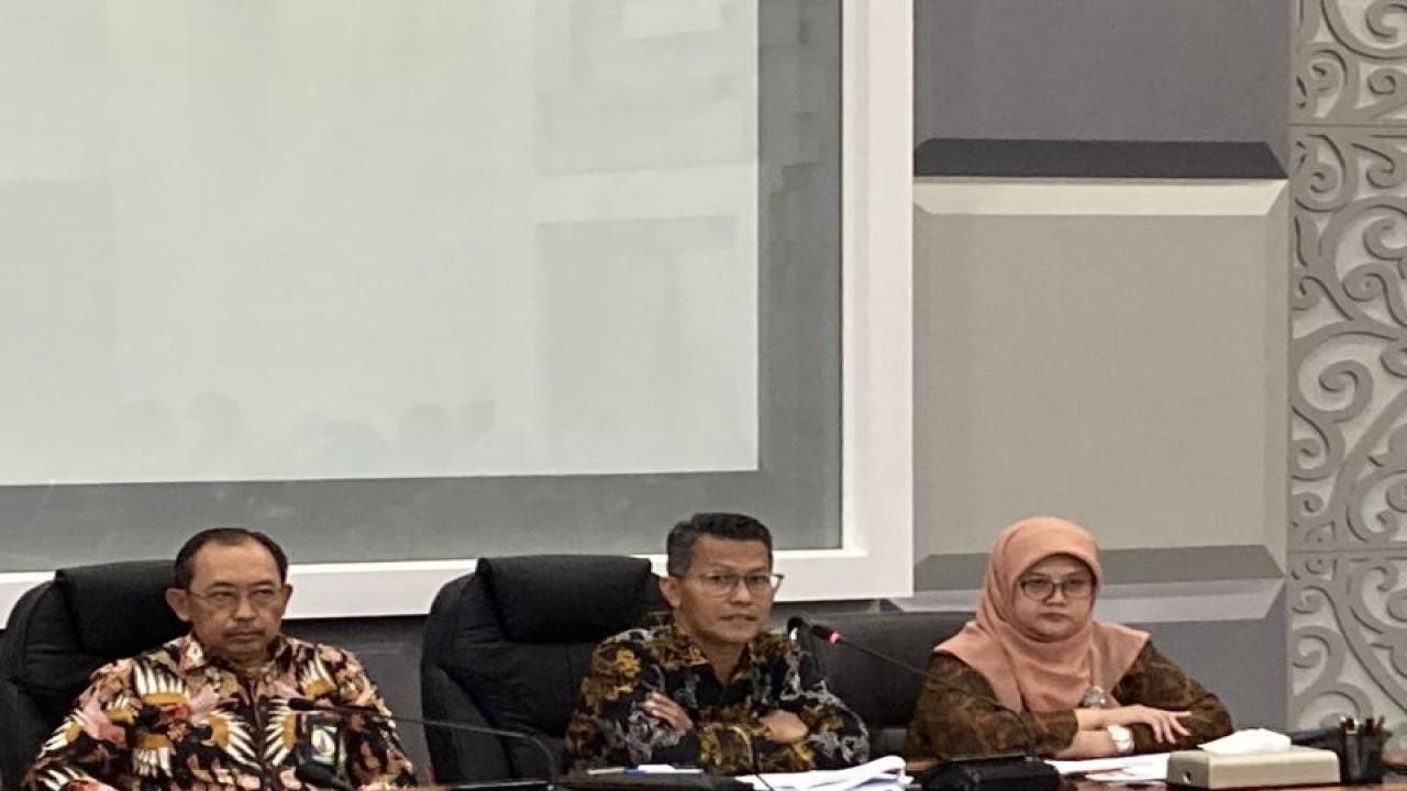 Juru Bicara Kementerian Perindustrian Febri Hendri Antoni Arif memaparkan Indeks Kepercayaan Konsumen (IKI) Maret 2023 saat konferensi pers di Jakarta, Jumat (31/3/2023). (ANTARA/Imamatul Silfia)