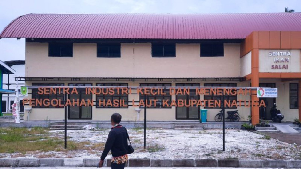 Seorang warga melintas di kawasan Sentra Industri Kecil Menengah (IKM) Kabupaten Natuna, Kepri, beberapa waktu lalu. (ANTARA/Cherman)