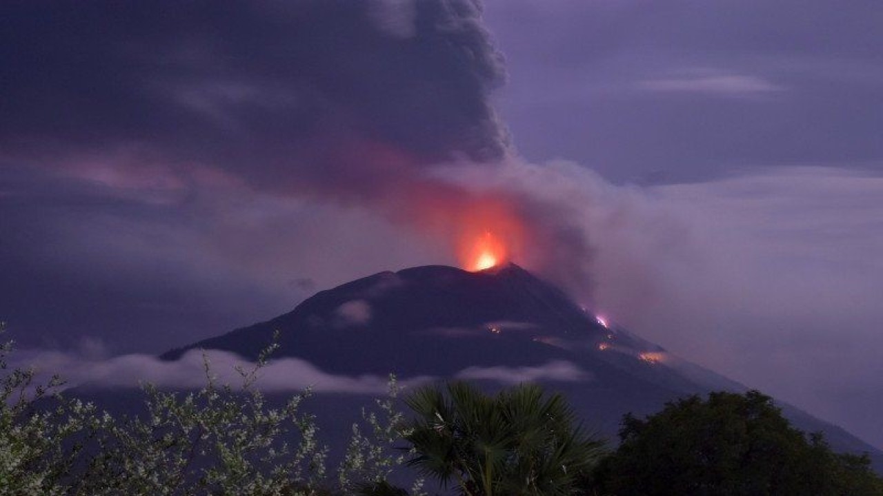 Ilustrasi: Erupsi gunung api Ile Lewotolok di Kabupaten Lembata, Provinsi Nusa Tenggara Timur. (FOTO ANTARA/Aken Udjan)