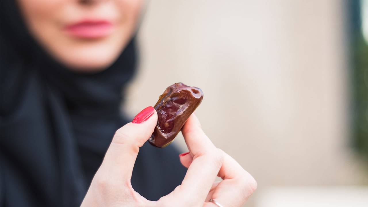 Ilustrasi, makan buah kurma (net)