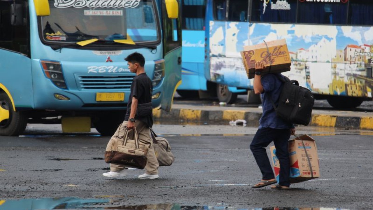Ilustrasi- Pemudik pengguna transportasi darat saat musim mudik Lebaran 2022 silam. ANTARA/Ruth Intan Sozometa Kanaf