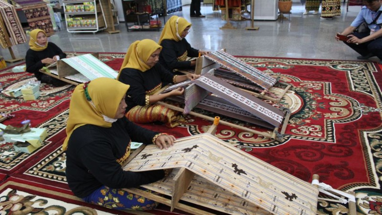 Ilustrasi- Perajin Tapis Lampung tengah mempraktekan cara men-tapis. ANTARA/Ruth Intan Sozometa Kanafi.