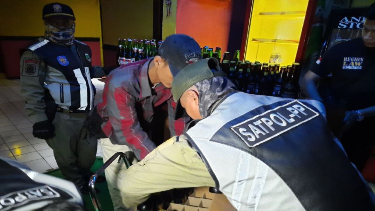 Ilustrasi - Petugas Satpol PP saat melakukan razia minuman keras di salah satu toko di Kabupaten Tangerang. ANTARA/Azmi