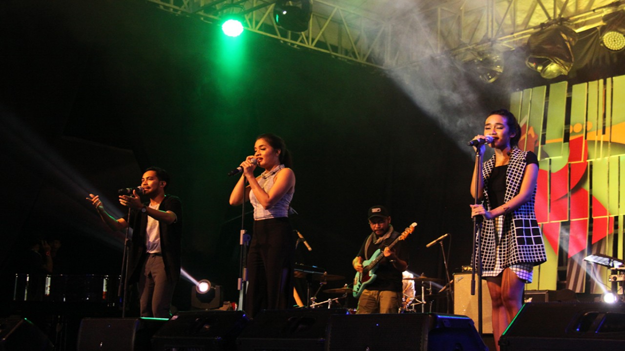 Ilustrasi tiga orang penyanyi sedang menunjukkan aksinya.