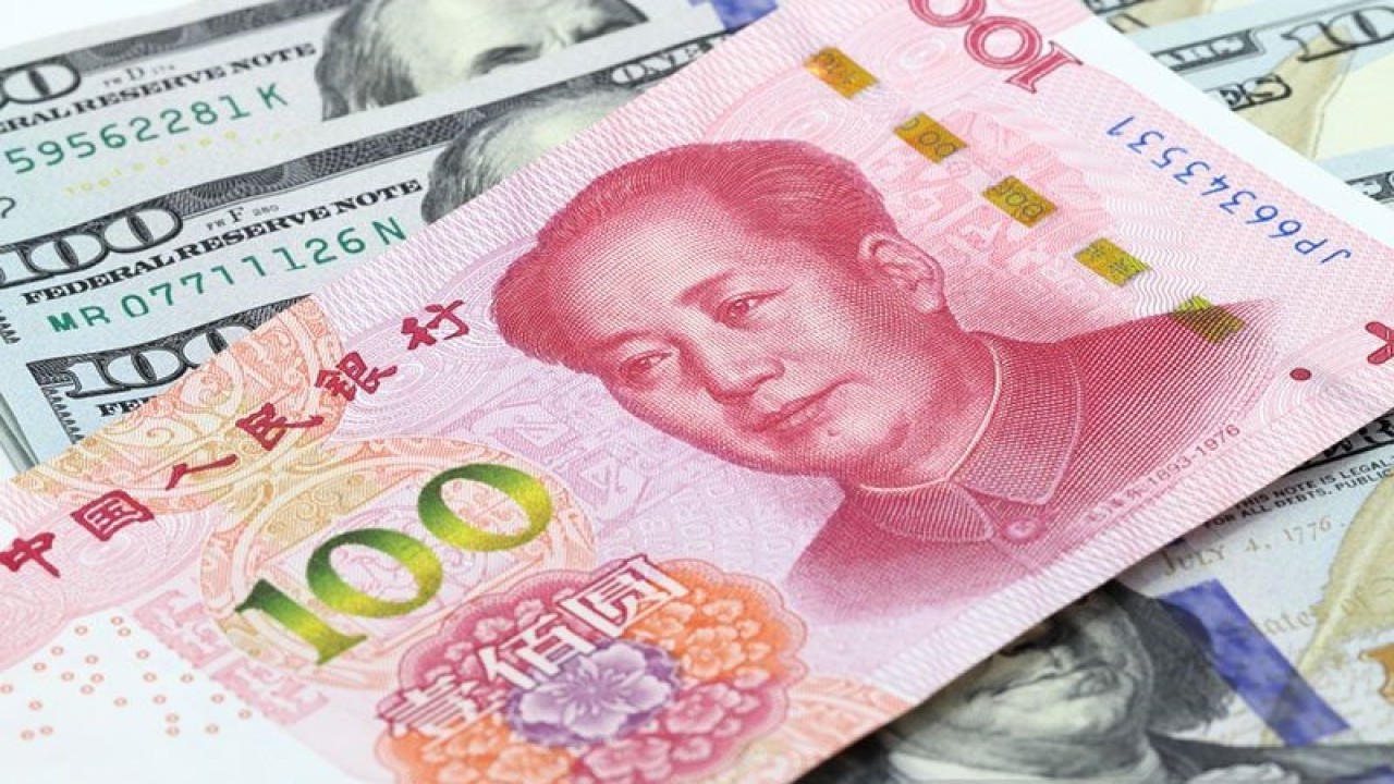 Ilustrasi - Uang kertas 100 yuan China di atas dolar AS. ANTARA/Shutterstock/pri.