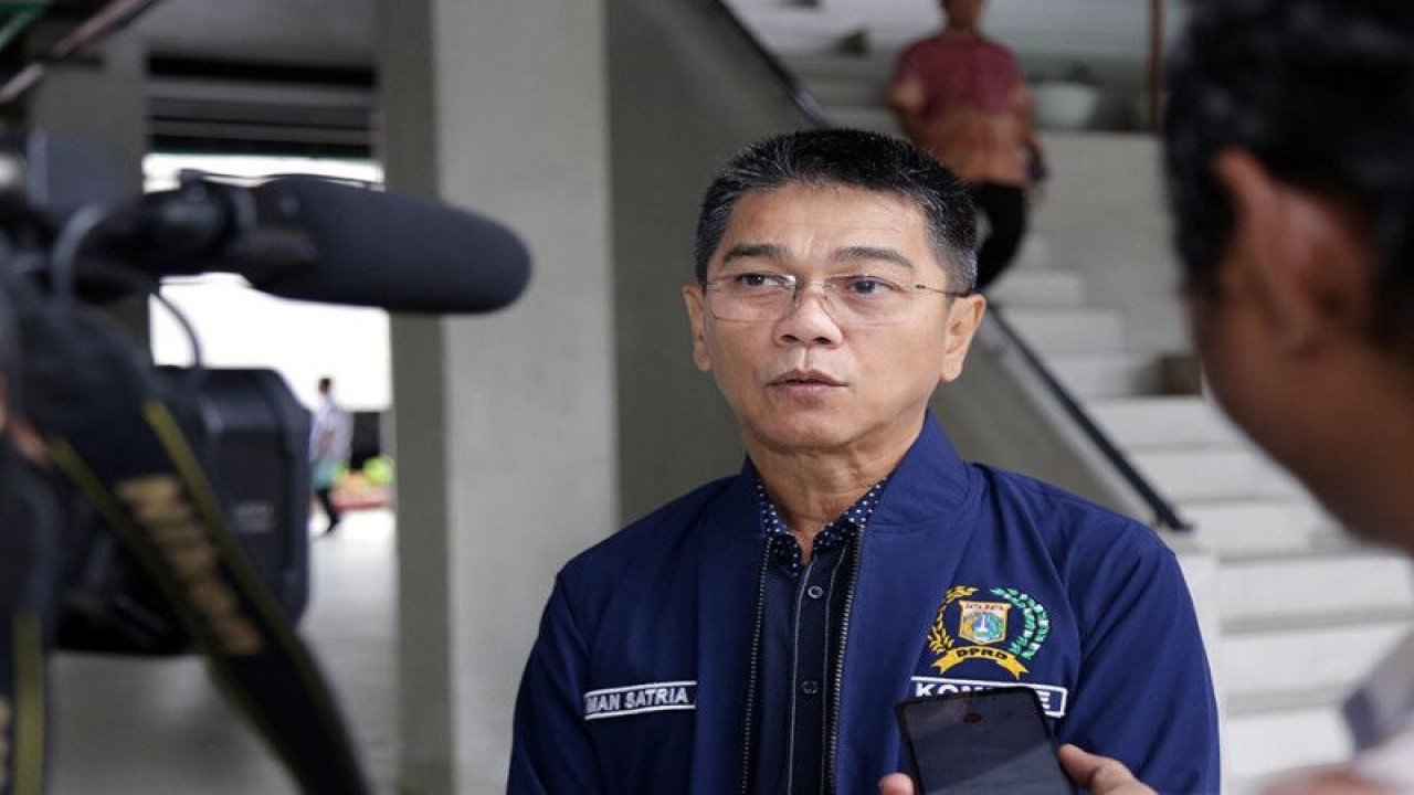 Ketua Komisi E DPRD DKI Jakarta Iman Satria memberikan keterangan usai peninjauan Taman Ismail Marzuki (TIM), Jakarta, Kamis (9/3/2023). (ANTARA/HO DPRD DKI Jakarta)