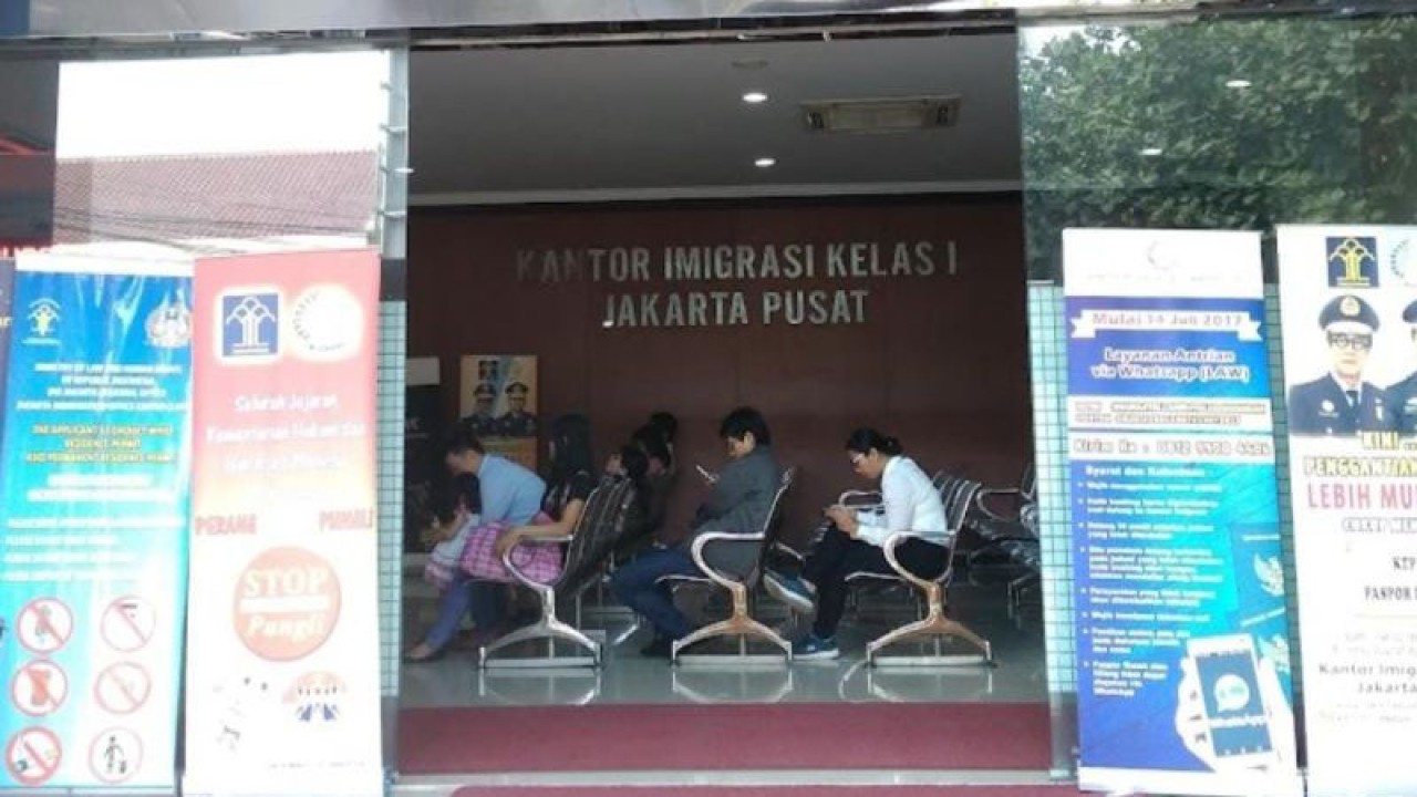 Arsip suasana Kantor Imigrasi Kelas I Non TPI Jakarta Pusat, Kemayoran, Kamis (1/12/2022). ANTARA/Mentari Dwi Gayati