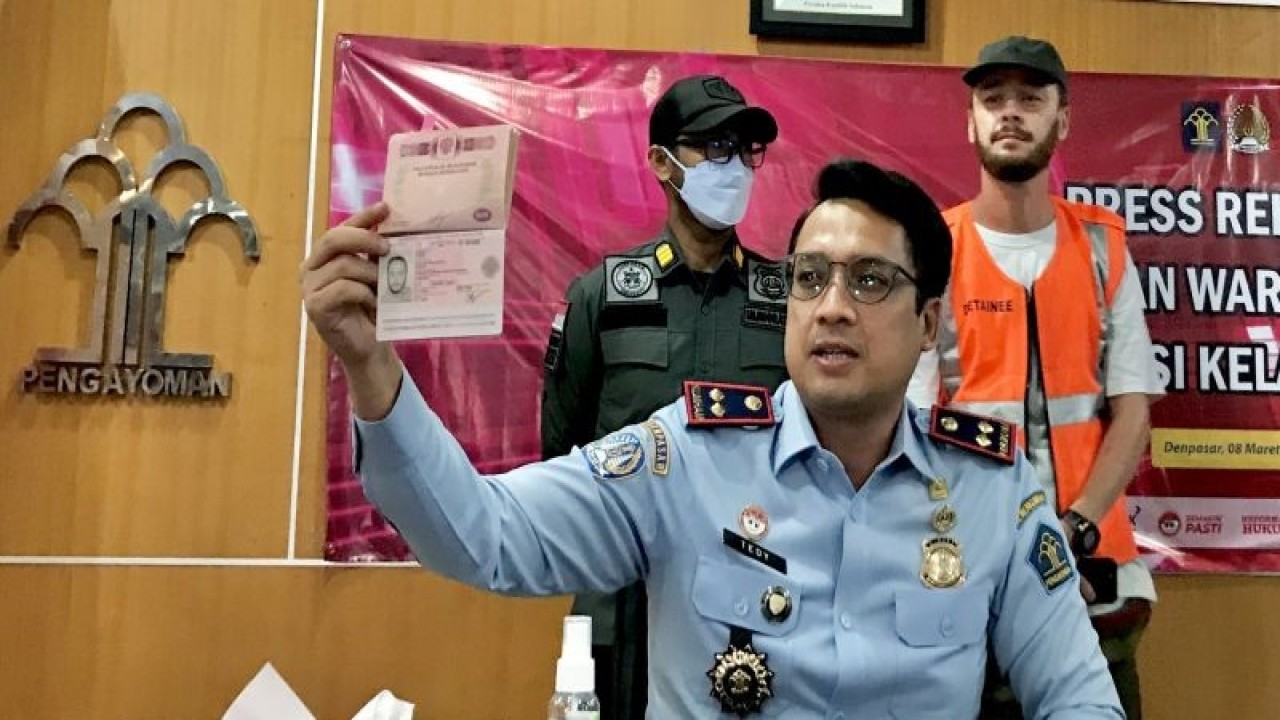Kepala Kantor Imigrasi Kelas I TPI Denpasar Tedy Riyandi saat jumpa pers di Kantor Imigrasi Denpasar, Bali, Rabu (8/3/2023) menunjukkan paspor milik warga negara Rusia berinisial SR (kanan) yang menyalahgunakan izin tinggalnya dengan bekerja sebagai fotografer di Bali. SR dijadwalkan dideportasi ke negaranya dari Bandara Internasional I Gusti Ngurah Rai, Bali, Kamis (9/3/2023). ANTARA/Genta Tenri Mawangi