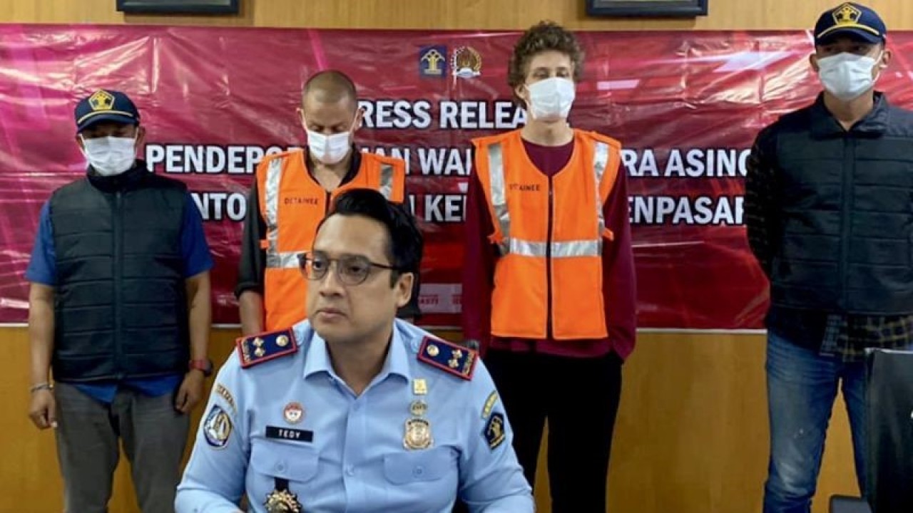 Kepala Kantor Imigrasi Kelas I TPI Denpasar Tedy Riyandi (depan) mengumumkan deportasi dua warga negara asing di Bali saat jumpa pers di Kantor Imigrasi Denpasar, Bali, Selasa (14/3/2023). ANTARA/Fikri Yusuf