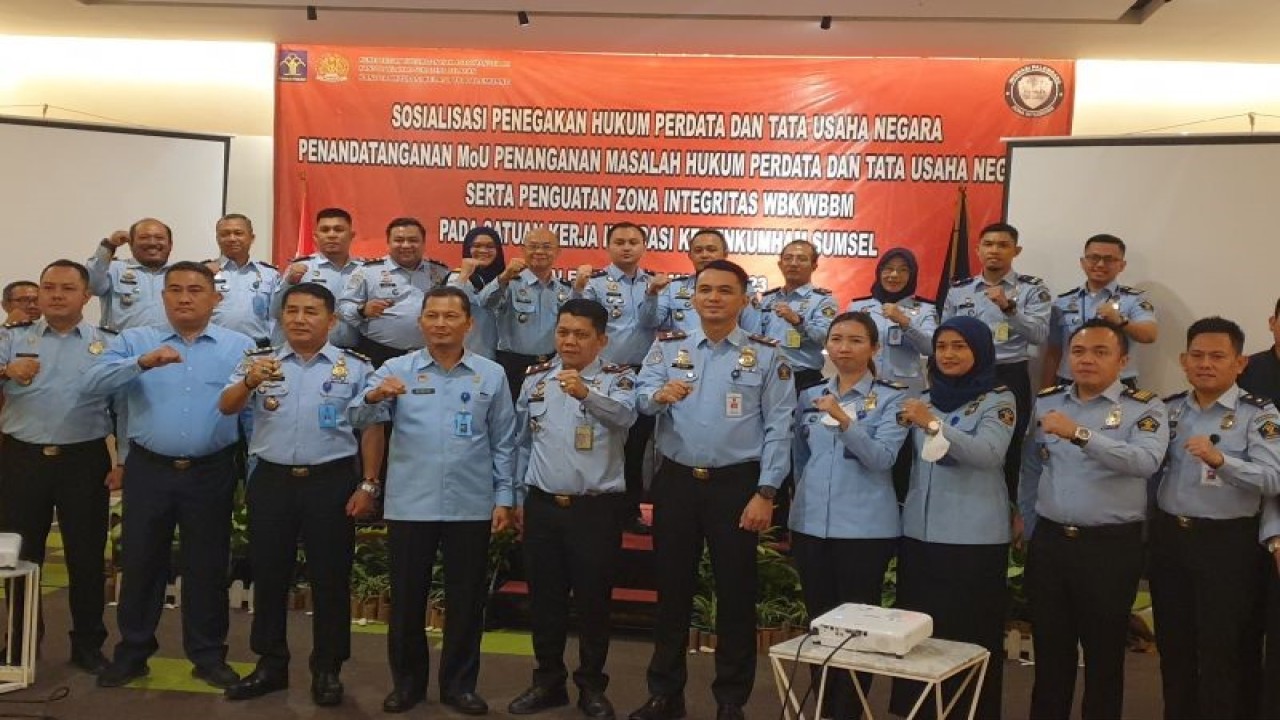 Kadiv Keimigrasian Kanwil Kemenkumham Sumsel Herdaus, Kantor Imigrasi Kelas I TPI Palembang, Mohammad Ridwan dan pejabat lainnya pada acara sosialisasi Gakkum dan penguatan ZI WBK/WBBM di Palembang, Selasa (7/3/2023). (ANTARA/Yudi Abdullah)