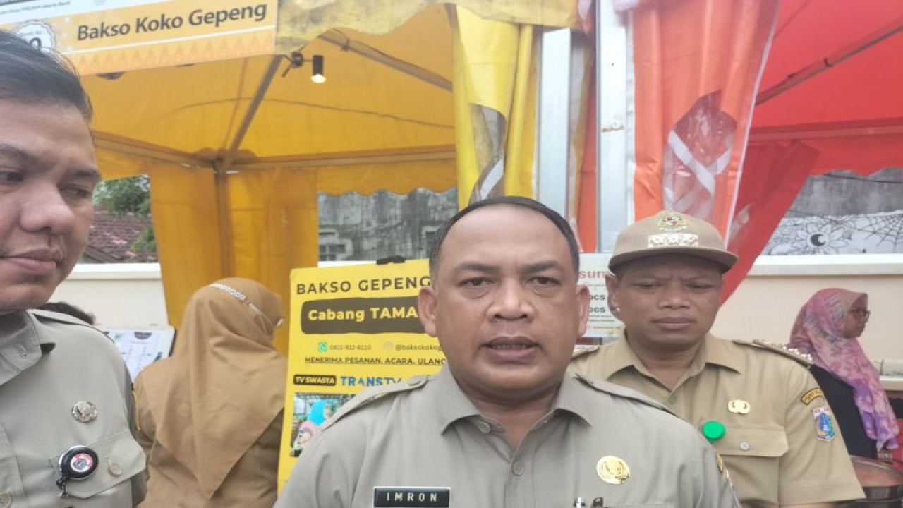 Asisten Ekonomi Pembangunan Jakarta Barat, Imron, saat ditemui di bazar Kebon Jeruk, Jakarta Barat, Senin (20/3/2023). ANTARA/Walda