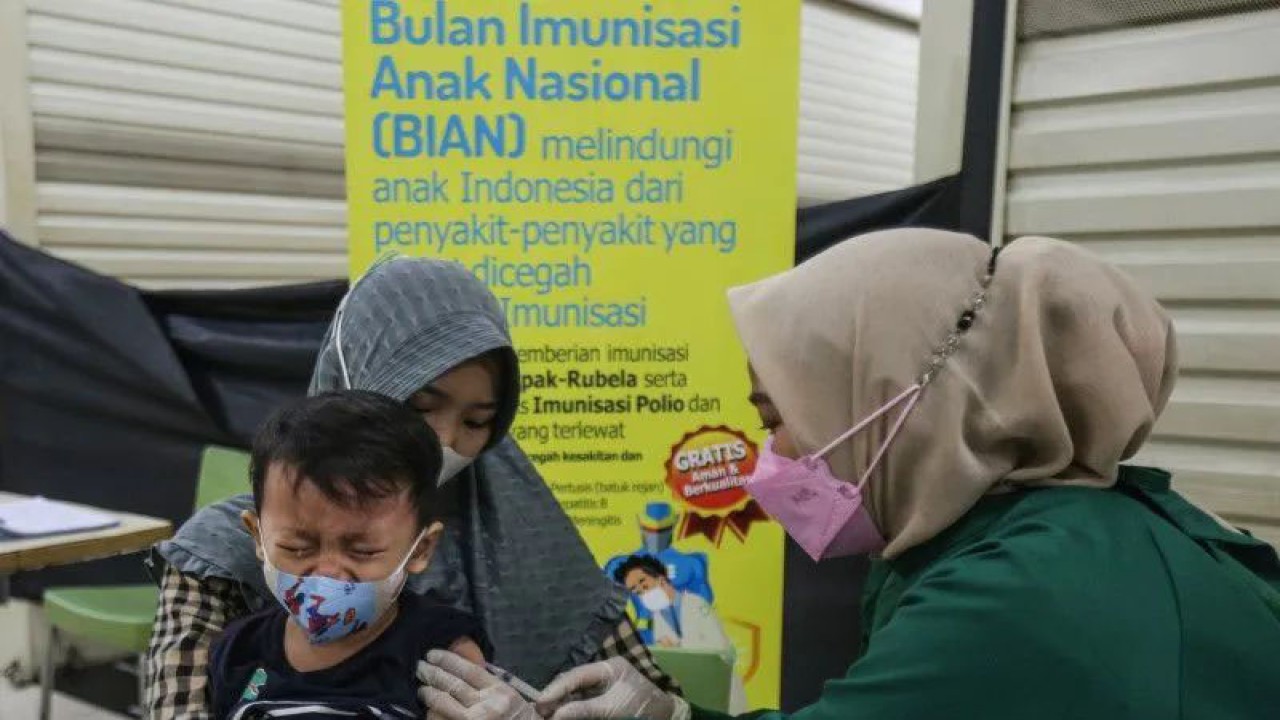 Petugas medis menyuntikan imunisasi campak rubella kepada anak di salah satu Pusat Perbelanjaan, Jakarta, Minggu (4/9/2022). ANTARA FOTO/Asprilla Dwi Adha/foc.