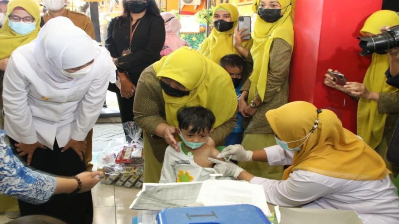 Gubernur Jatim Khofifah Indar Parawansa memantau pelaksanaan imunisasi terhadap anak-anak. (ANTARA/HO-Biro Adpim Jatim)