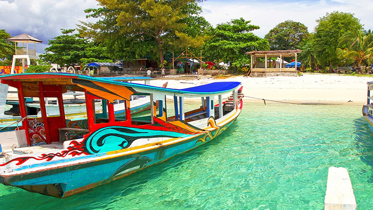 Pantai Tanjung Kelayang di desa keciput, bangka belitung.