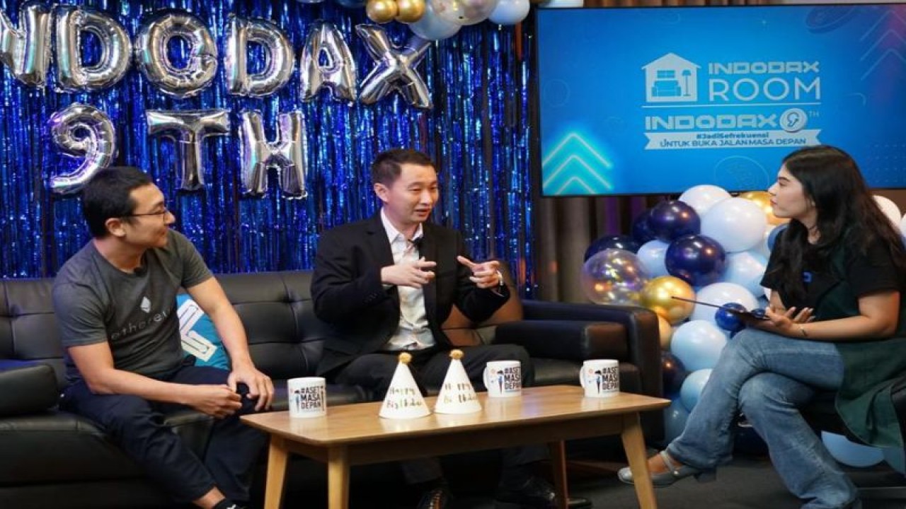 CEO Indodax Oscar Darmawan dan Chief Technology Officer Indodax William Sutanto dalam acara ulang tahun Indodax ke-9 tahun, Jakarta, Rabu (15/2/2023). ANTARA/HO-Indodax