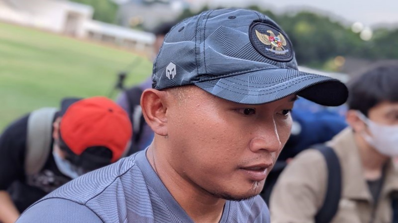 Pelatih tim nasional putri Indonesia Rudy Eka Priyambada memberikan keterangan kepada pewarta di Stadion Madya Gelora Bung Karno, Jakarta, Kamis (13/1/2022). Rudy menyebut bahwa skuadnya siap berkompetisi di Piala Asia Putri 2022 yang berlangsung pada 20 Januari-6 Februari 2022 di India. (Michael Siahaan)