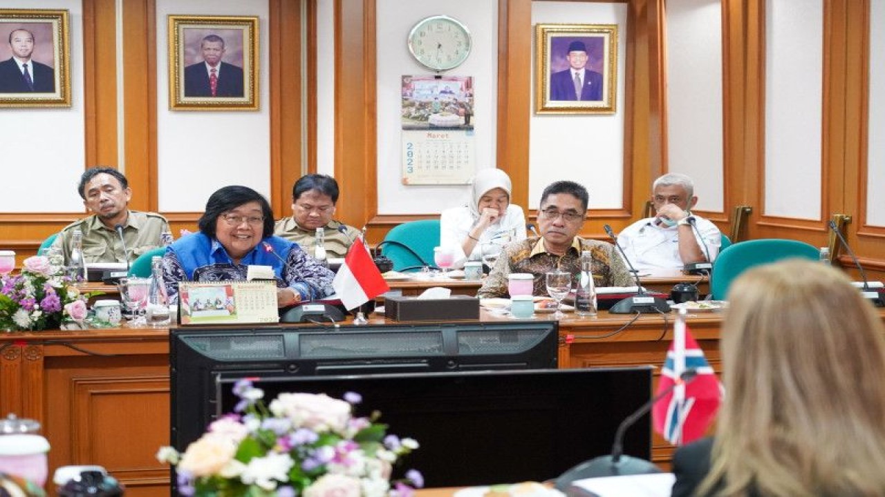 Menteri Lingkungan Hidup dan Kehutanan Siti Nurbaya bertemu Duta Besar Norwegia untuk Indonesia Rut Kruger Giverin di Jakarta, Senin (13/3/2023). (ANTARA/HO-Kementerian LHK)