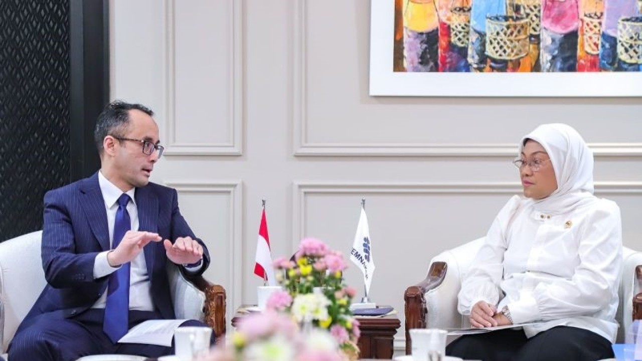 Menaker Ida Fauziyah (kanan) menerima kunjungan kehormatan Sekjen APO Indra Pradana Singawinata dalam rangka Penyerahan Akreditasi Professional Certification Agency for Productivity for Green Productivity di Jakarta, Senin (6/3/2023). (ANTARA/HO-Kemnaker)