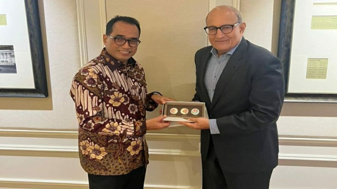 Menhub RI Budi Karya Sumadi (kiri) bertemu dengan Menteri Transportasi Singapura Iswaran pada Rabu (15/3/2023) membahas penguatan kerja sama kedua negara, khususnya di sektor transportasi. ANTARA/HO-Biro Komunikasi dan Informasi Publik Kemenhub