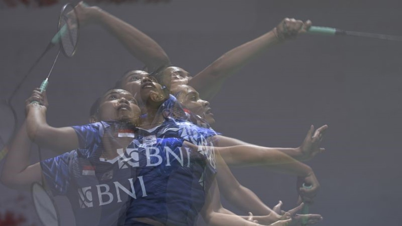 Arsip - Foto menggunakan multiple eksposure pebulu tangkis tunggal putri Indonesia Gregoria Mariska Tunjung mengembalikan kok ke arah lawannya pebulu tangkis tunggal putri Sung Shuo Yun pada babak 32 besar turnamen Daihatsu Indonesia Masters 2023 di Istora Gelora Bung Karno, Senayan, Jakarta, Rabu (25/1/2023). . ANTARA FOTO/M Risyal Hidayat/foc.