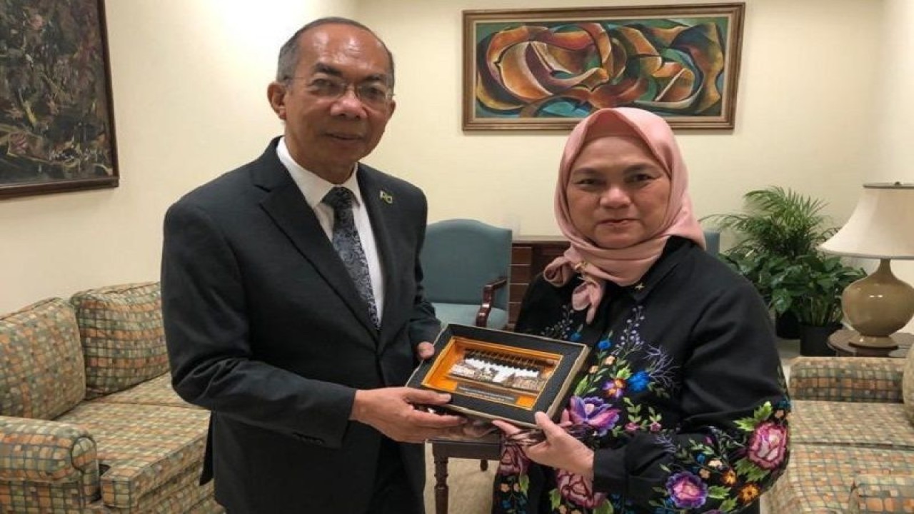 Duta Besar RI untuk Jamaika Nana Yuliana (kanan) menyerahkan cenderamata kepada Menteri Keamanan Nasional Jamaika Horace Chang di sela-sela acara Diplomatic Week 2023 di Kingston, Jamaika, Kamis (2/3/2023). (ANTARA/HO-KBRI Havana)